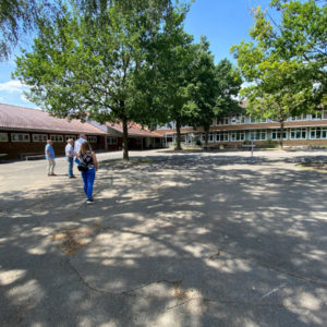 14 Schulhof der Schule im Wesertal